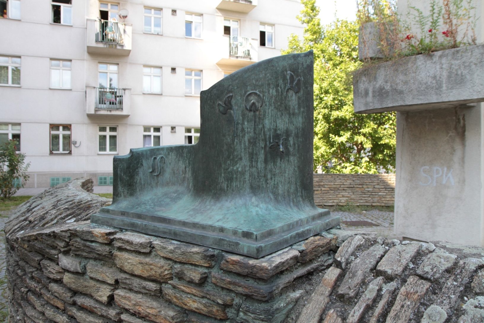 Mendel%20and%20Tschermak%20memorial%2C%20_Vienna%20-%2006.JPG
